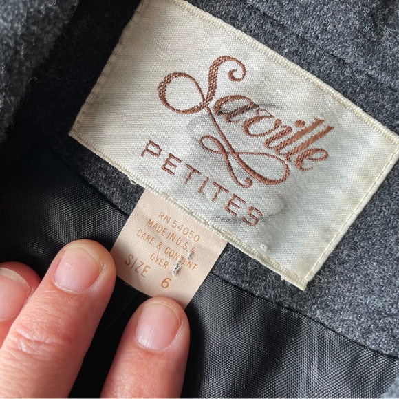 90’s Vintage Saville Blazer - 6 petite double-breasted wool. This is a … - Picture 7 of 11